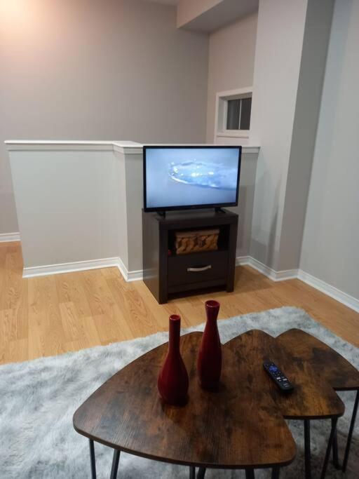 Adorable Private Suite In Ajax, Unique 2 Story ภายนอก รูปภาพ
