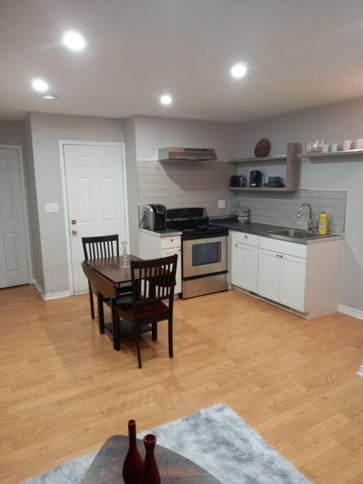 Adorable Private Suite In Ajax, Unique 2 Story ภายนอก รูปภาพ