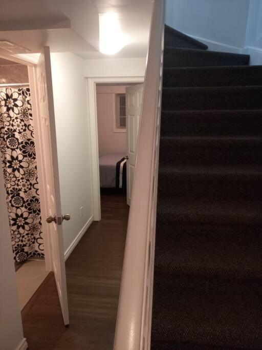 Adorable Private Suite In Ajax, Unique 2 Story ภายนอก รูปภาพ